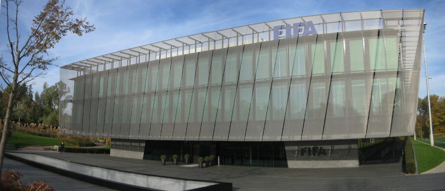 Sede centrale della FIFA a Zurigo con facciata vetrata e logo FIFA