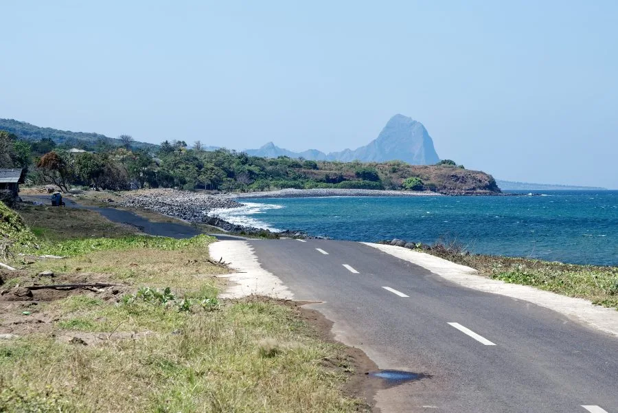 Strada costiera sull'isola di Flores in Indonesia