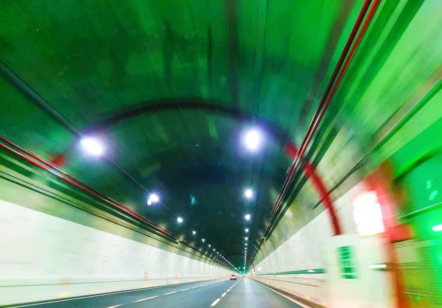 Auto in una galleria dell’Autostrada del Sole