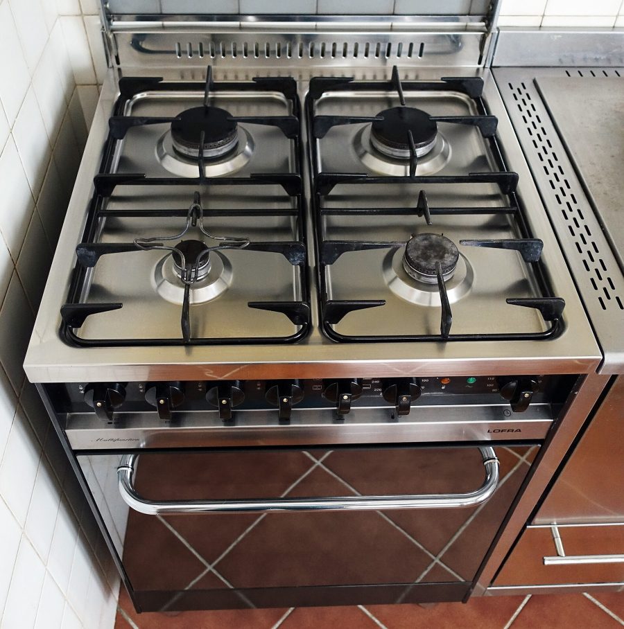 Piano cottura domestico a gas in una cucina italiana