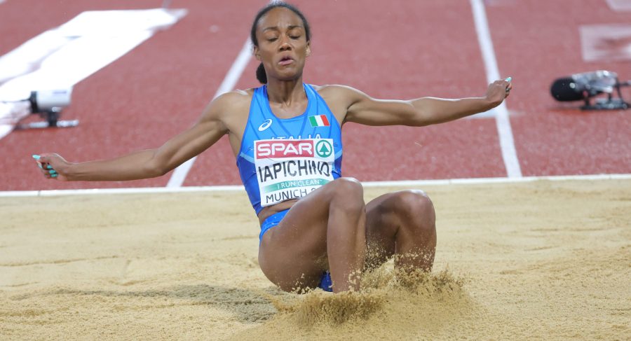 Larissa Iapichino impegnata nel salto in lungo con la maglia dell Italia