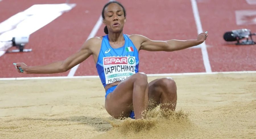 Larissa Iapichino impegnata nel salto in lungo con la maglia dell Italia