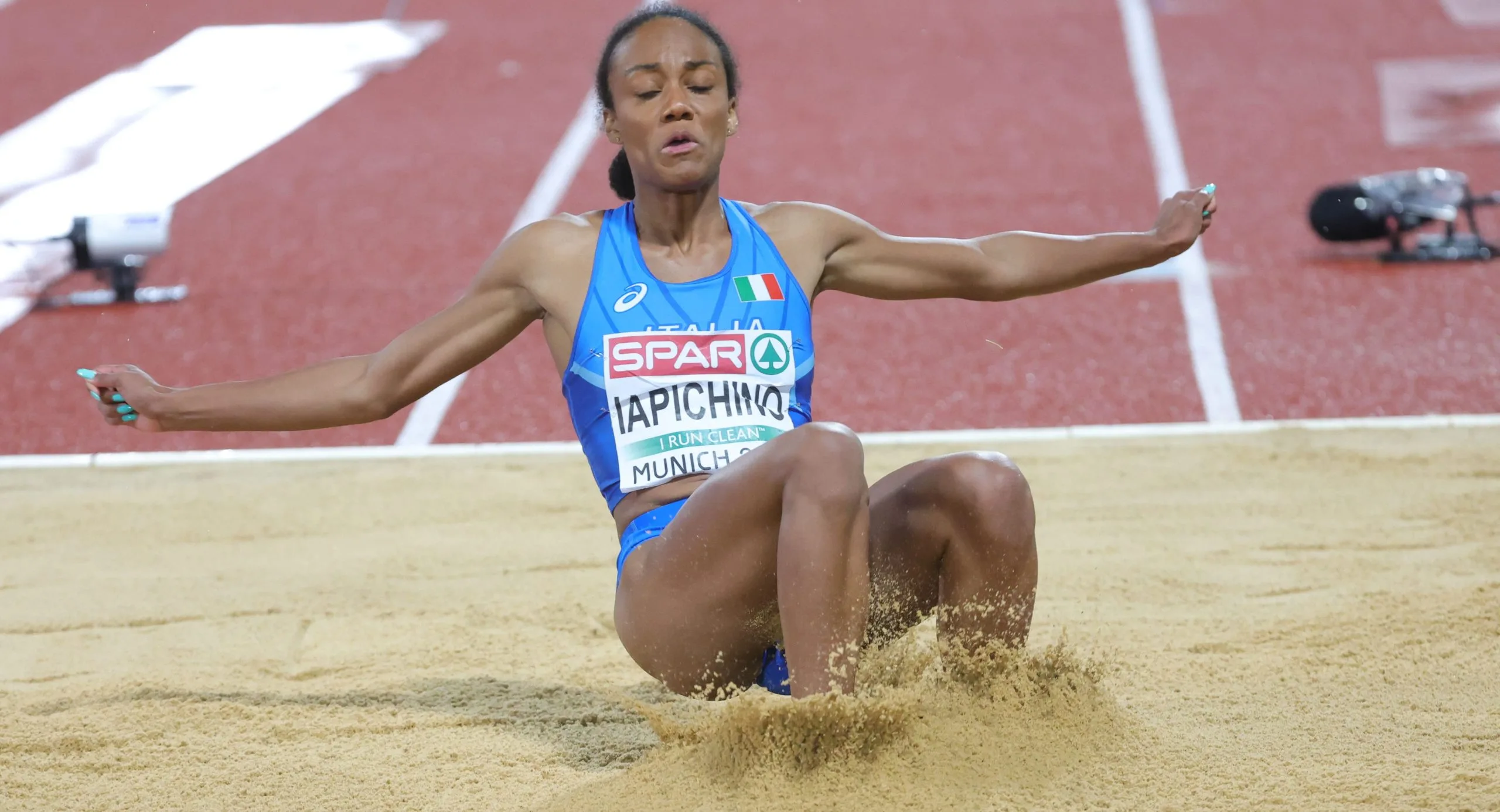 Larissa Iapichino impegnata nel salto in lungo con la maglia dell Italia