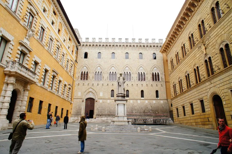 Piazza Salimbeni con la sede del Monte dei Paschi