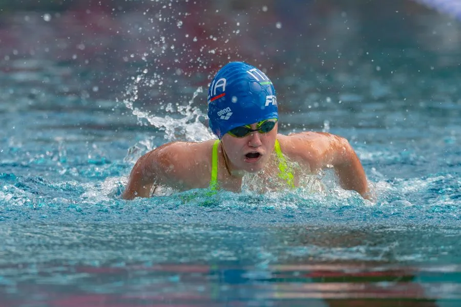 Nuotatrice italiana in gara a farfalla in piscina