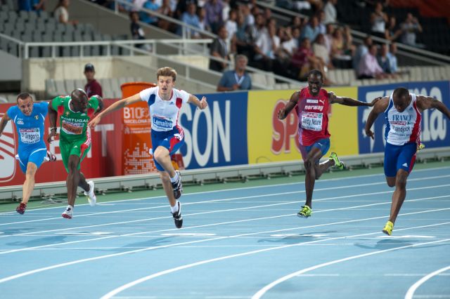 Atleti in gara su una pista di atletica
