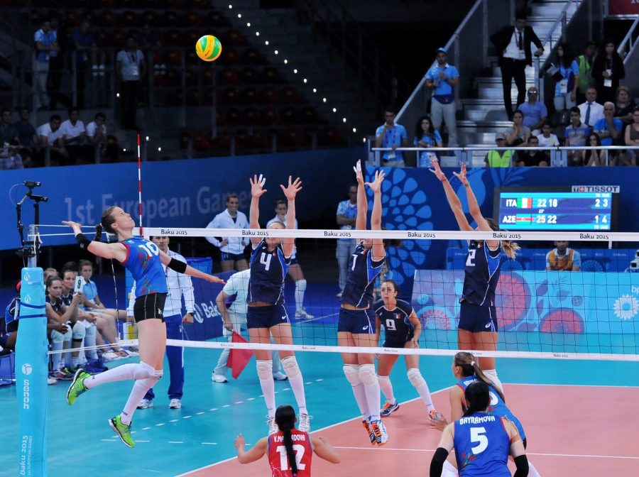 Le azzurre durante un’azione di gioco a rete