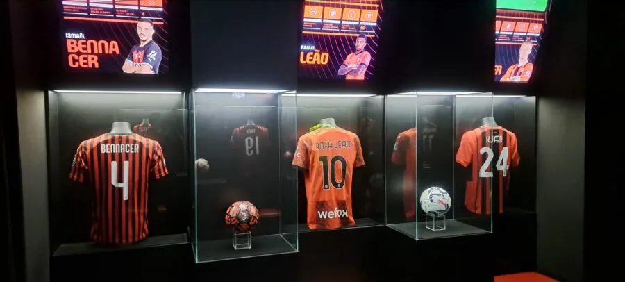 Maglia di Rafael Leao esposta al museo di San Siro