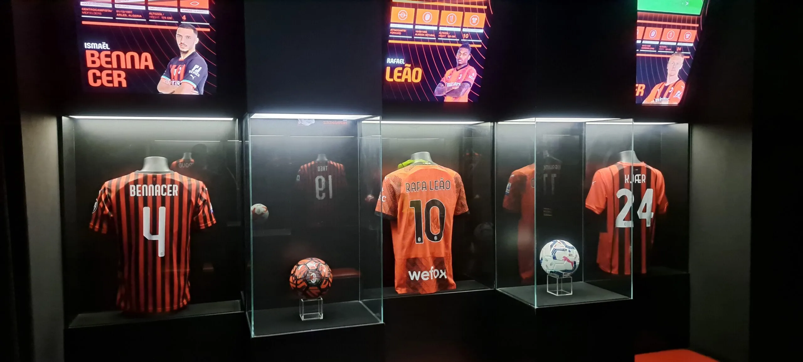 Maglia di Rafael Leao esposta al museo di San Siro