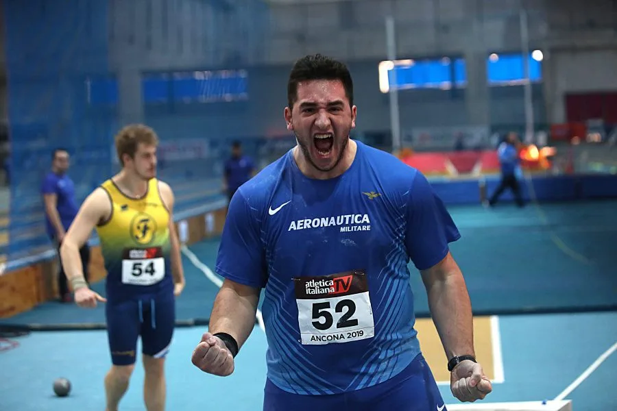 Leonardo Fabbri esulta in pedana durante una gara di getto del peso