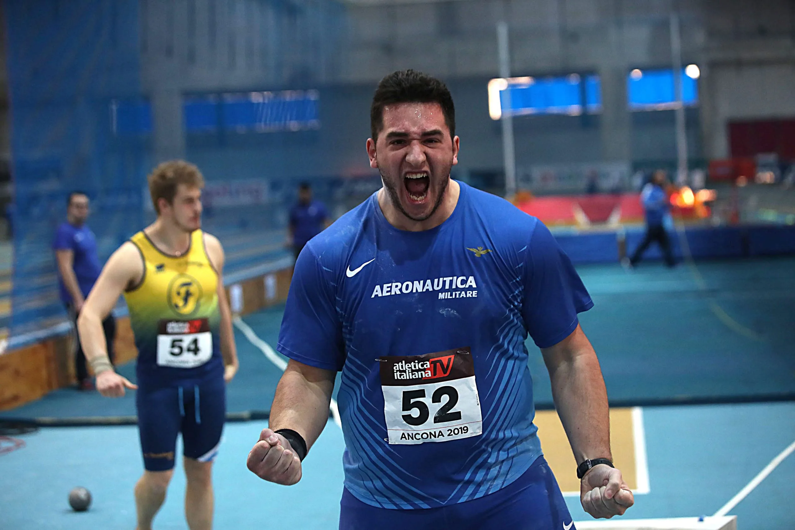 Leonardo Fabbri esulta in pedana durante una gara di getto del peso