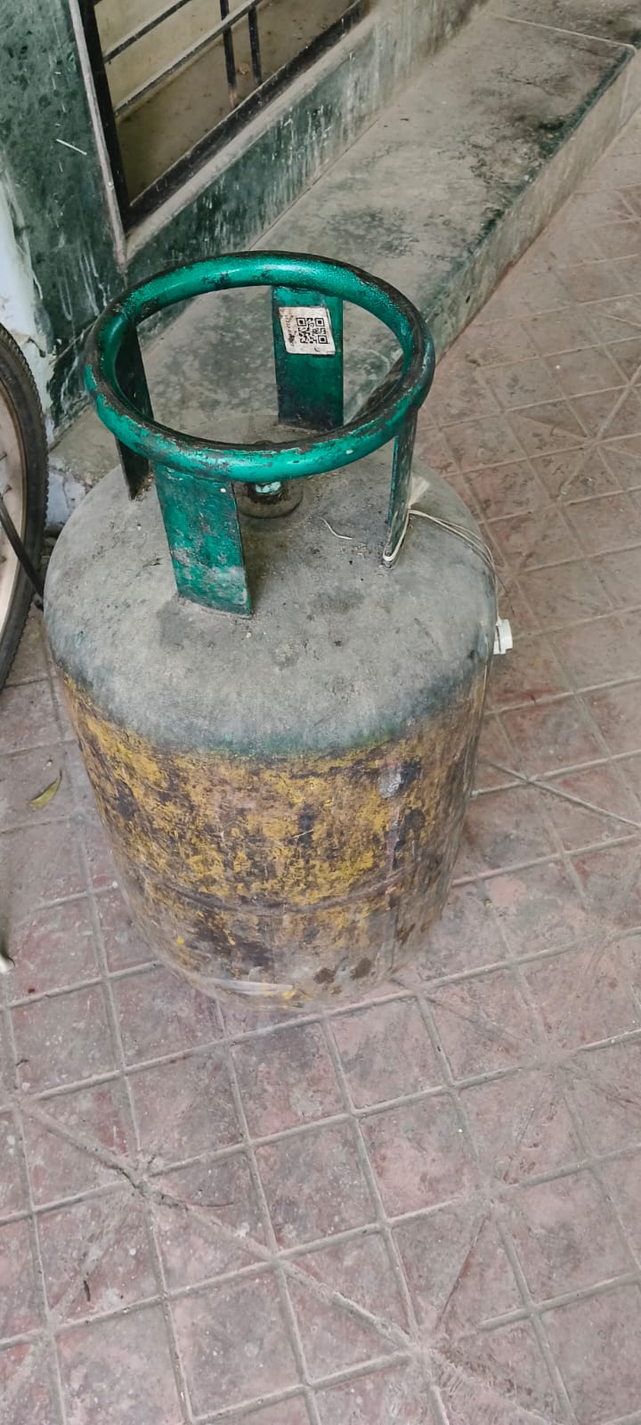 Bombola GPL collocata su pavimento in ambiente domestico