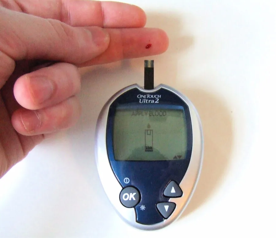 Test della glicemia con goccia di sangue e glucometro