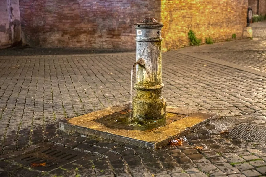 Fontanella pubblica nasone a Roma con acqua corrente, contesto idratazione durante il caldo