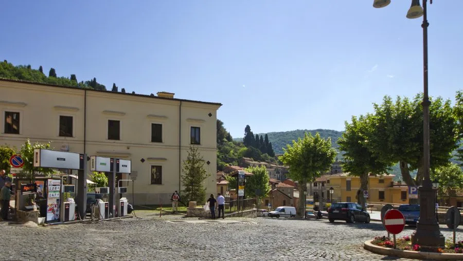 Stazione di servizio italiana con pompe benzina e diesel ad Arsoli