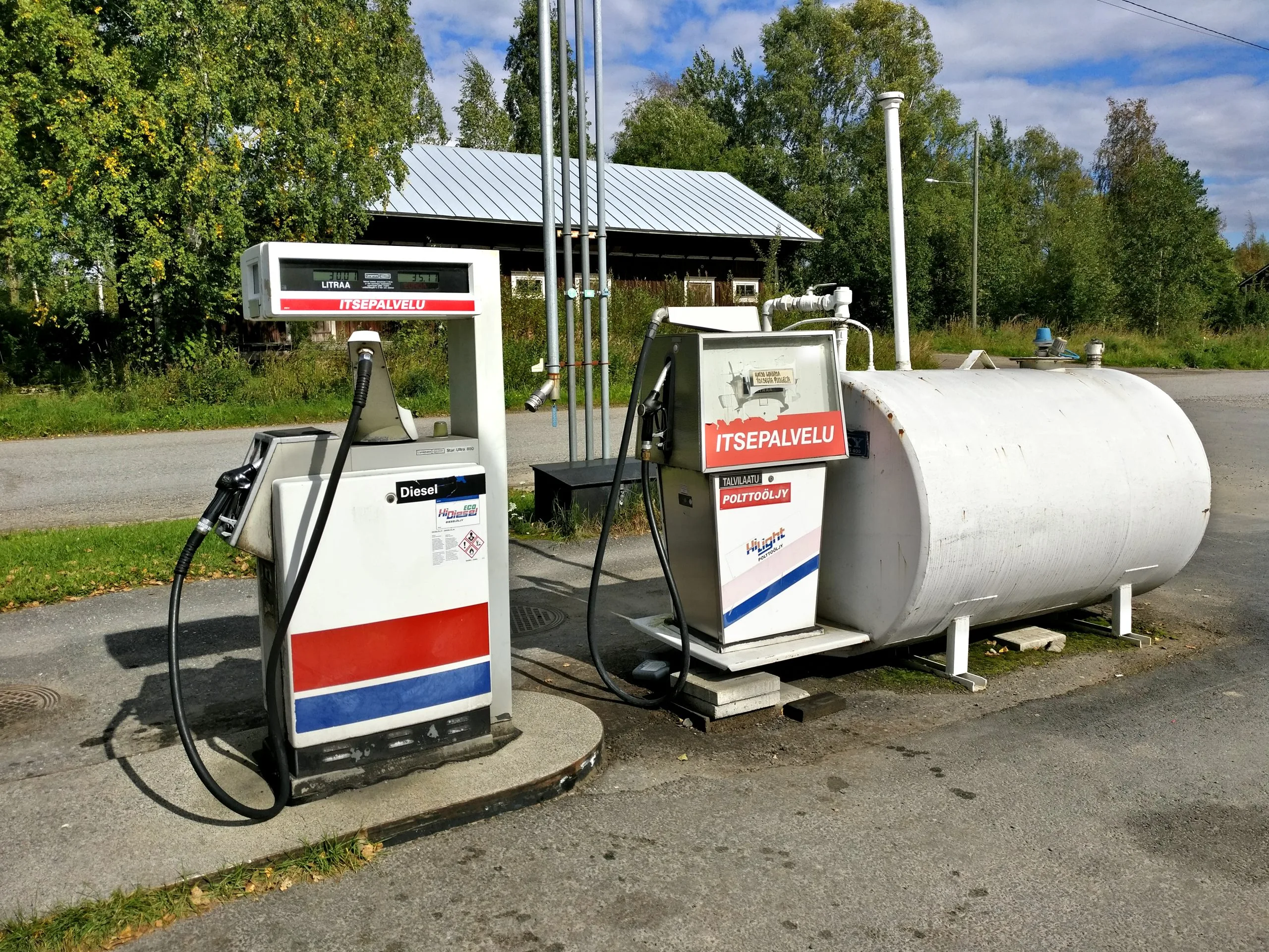 Pompa diesel in una stazione di rifornimento, contesto carburanti e gasolio
