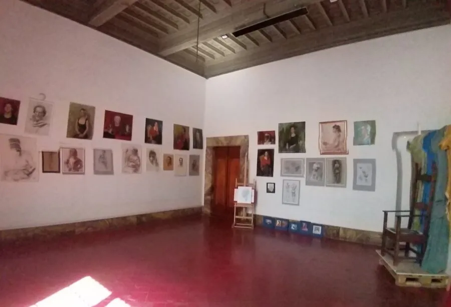 Aula scolastica italiana vuota con banchi e pareti