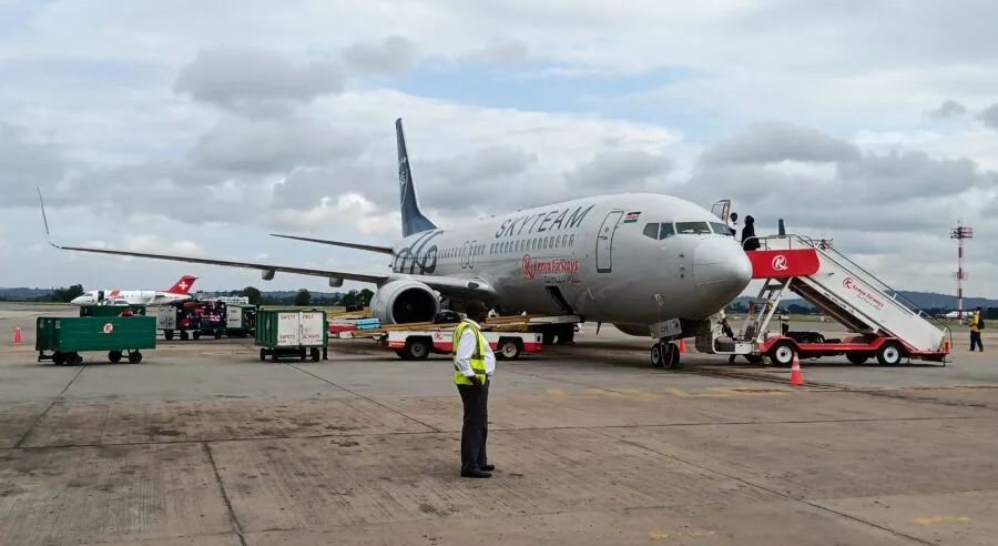 Aereo Kenya Airways sulla pista dell aeroporto di Mombasa
