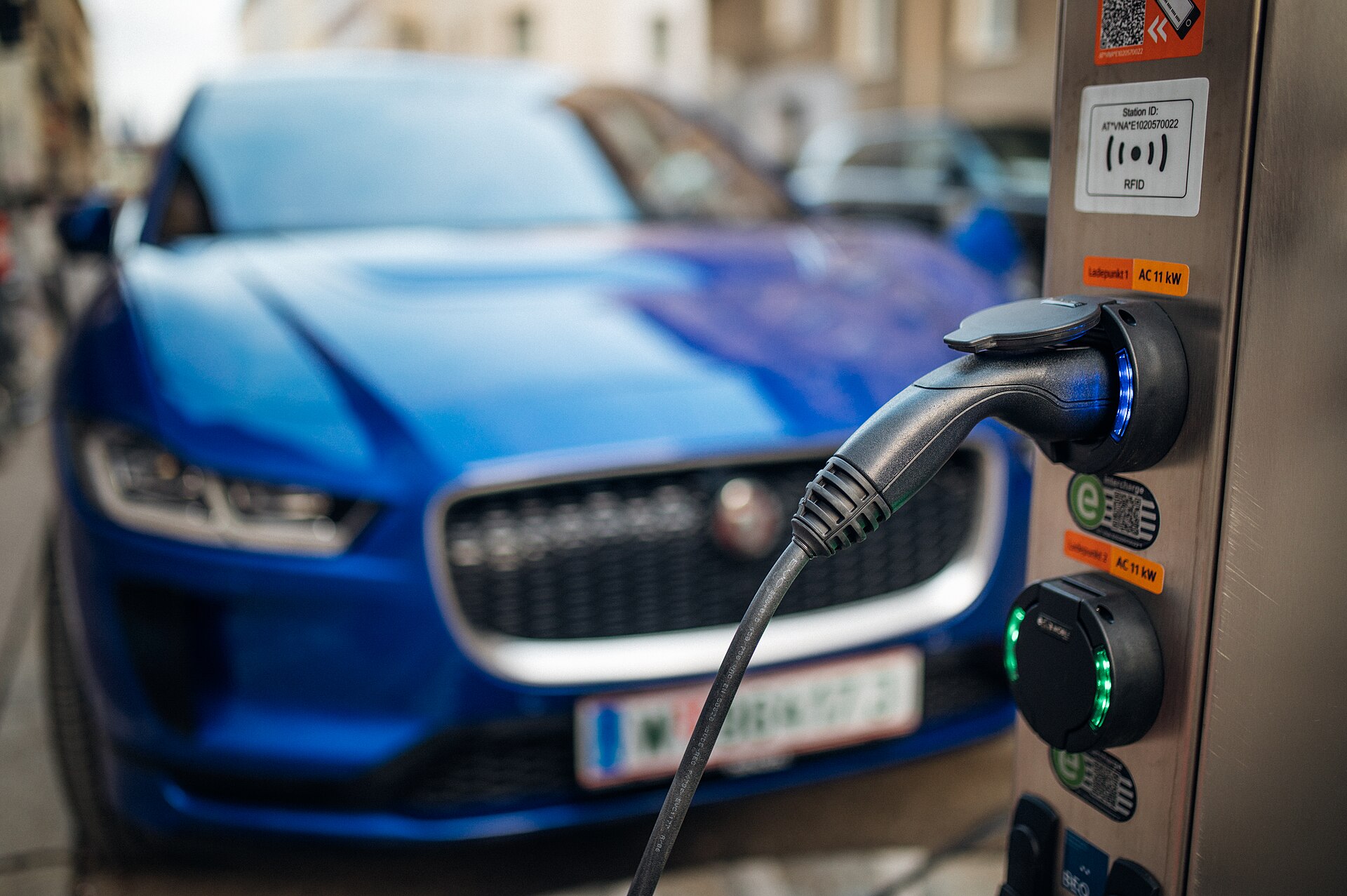 Auto elettrica in ricarica
