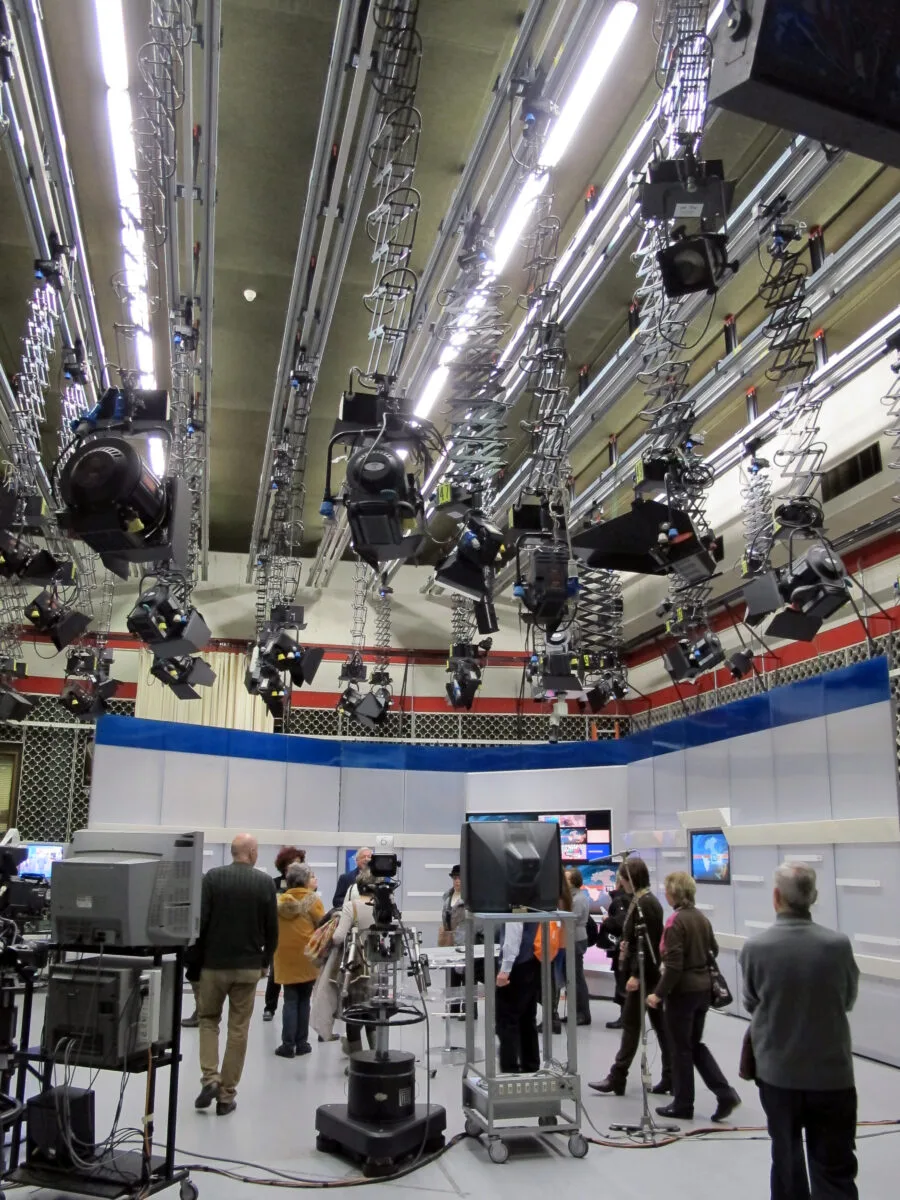 Studio televisivo Rai con luci e telecamere