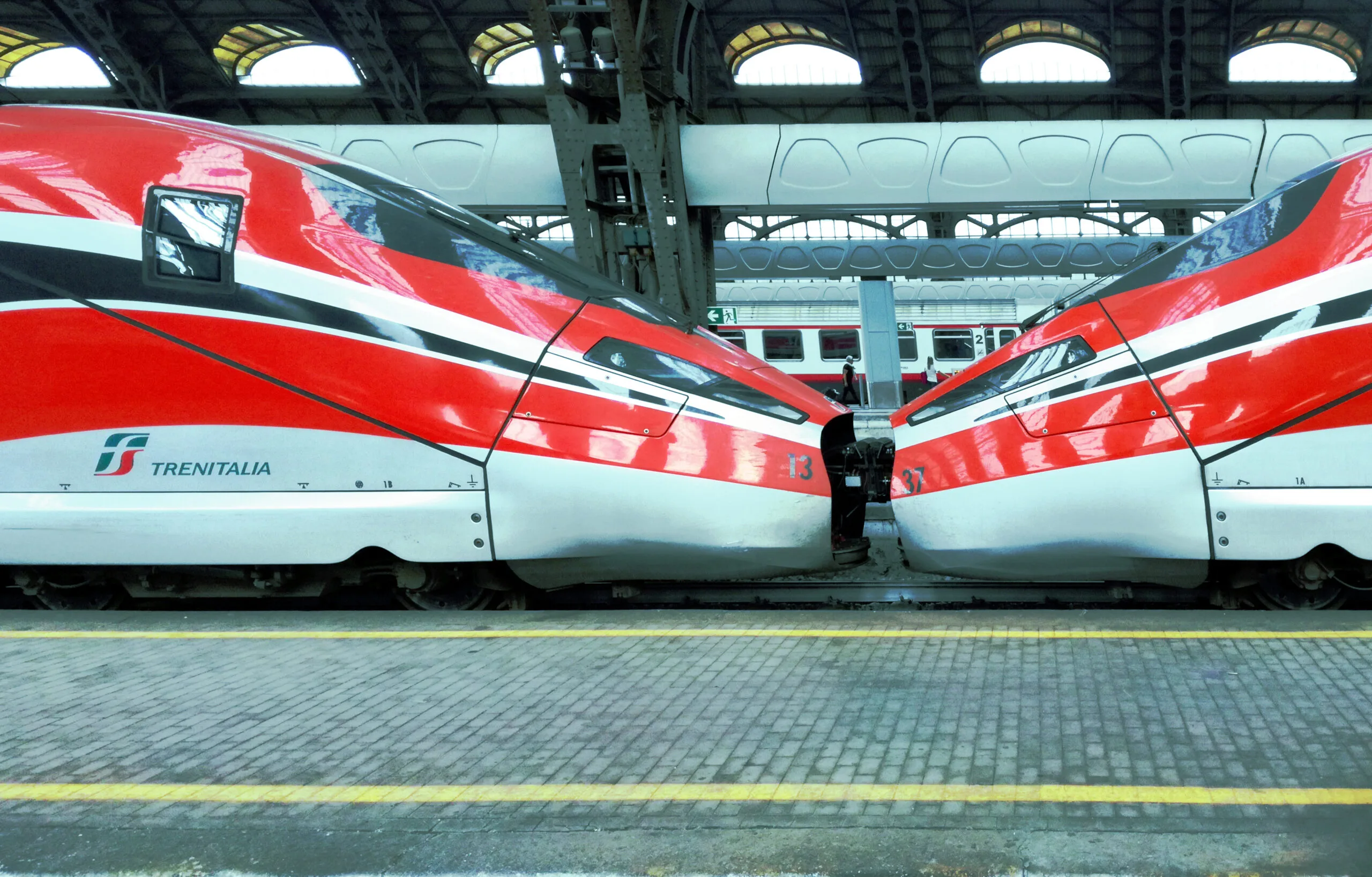 Due Frecciarossa fermi alla stazione di Milano Centrale