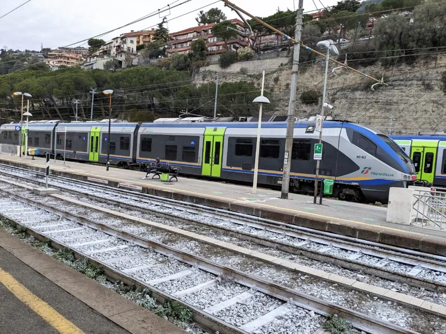 Treno regionale Trenitalia fermo alla stazione di Ventimiglia