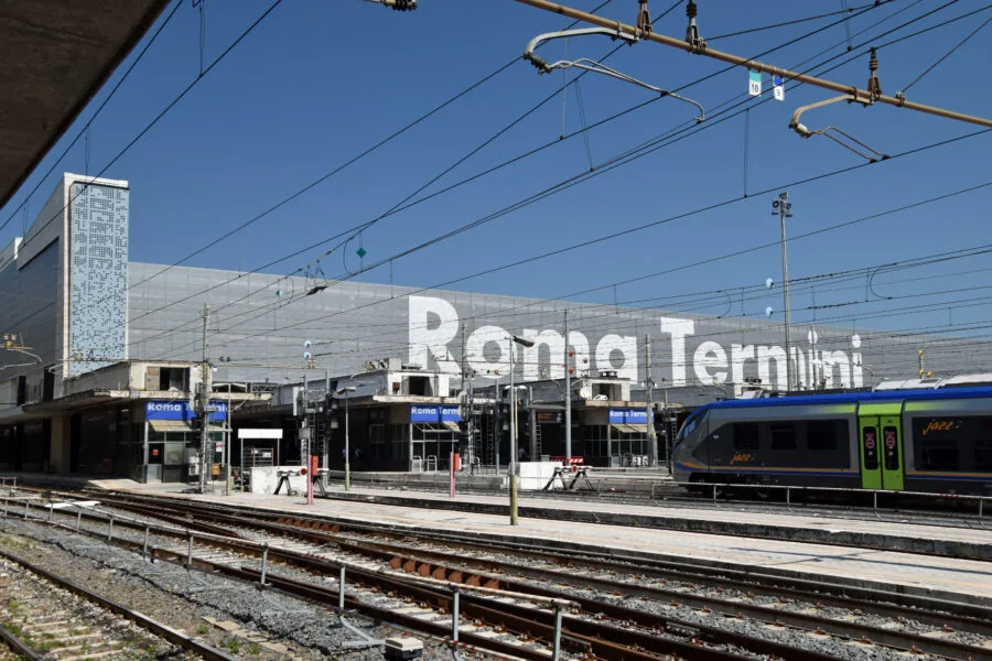 Stazione di Roma Termini con binari e treno regionale