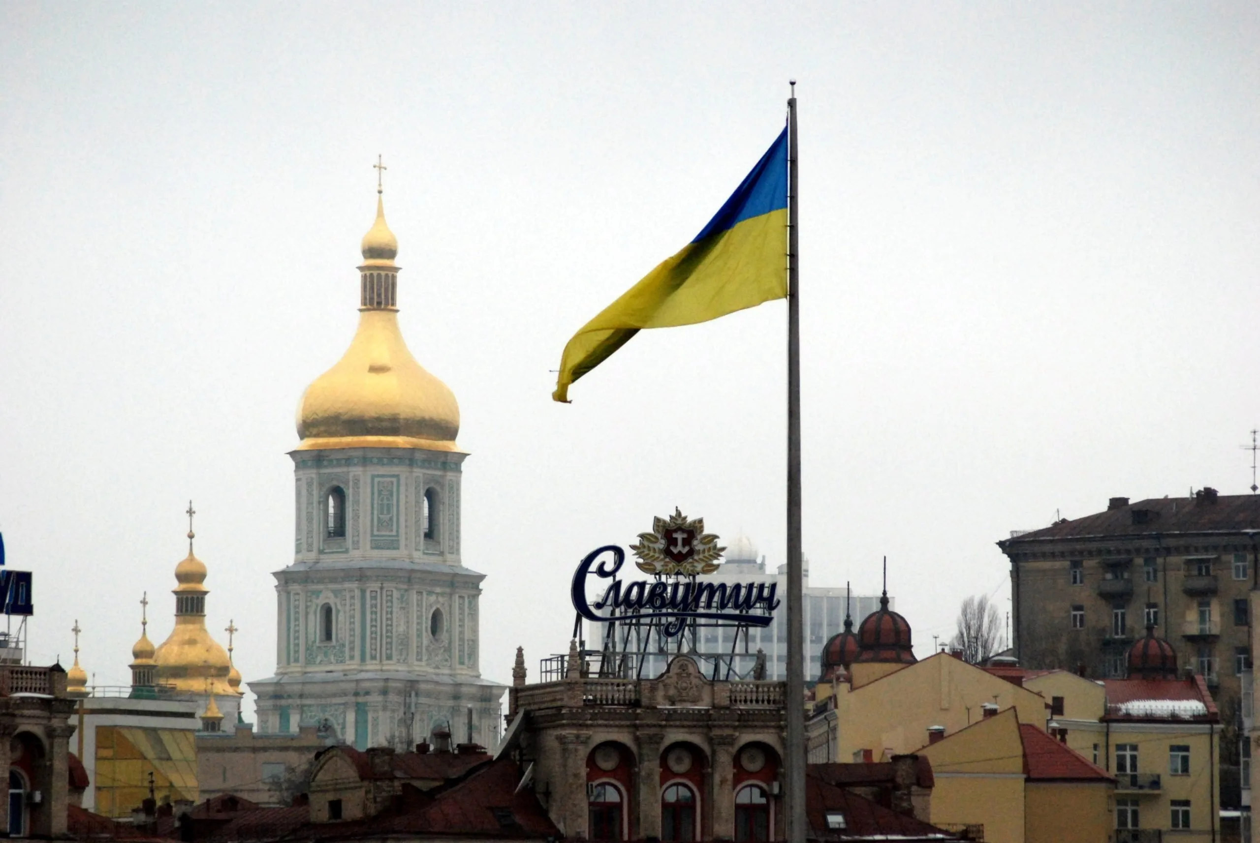 Bandiera ucraina a Kiev nei pressi di Maidan Nezalezhnosti