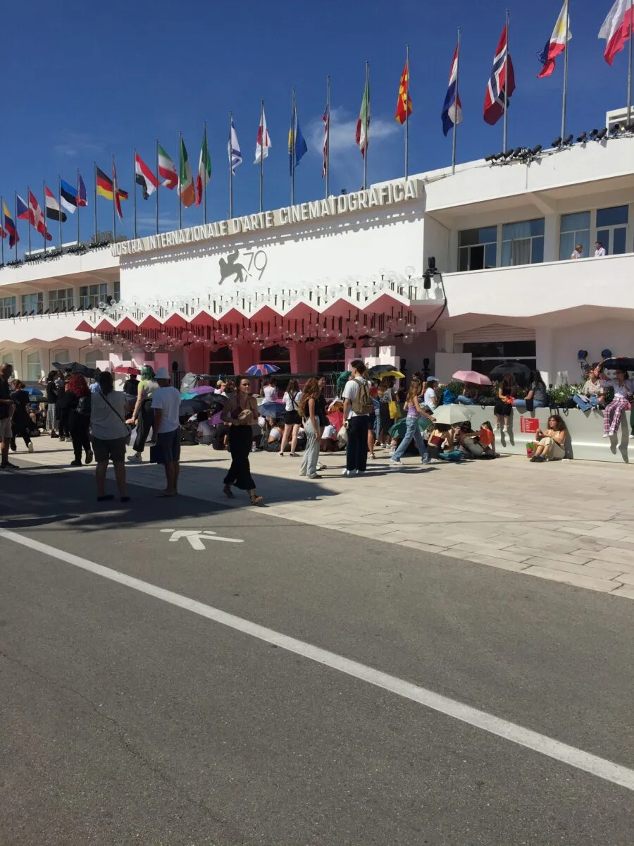 Pubblico davanti all ingresso della Mostra del Cinema al Lido di Venezia