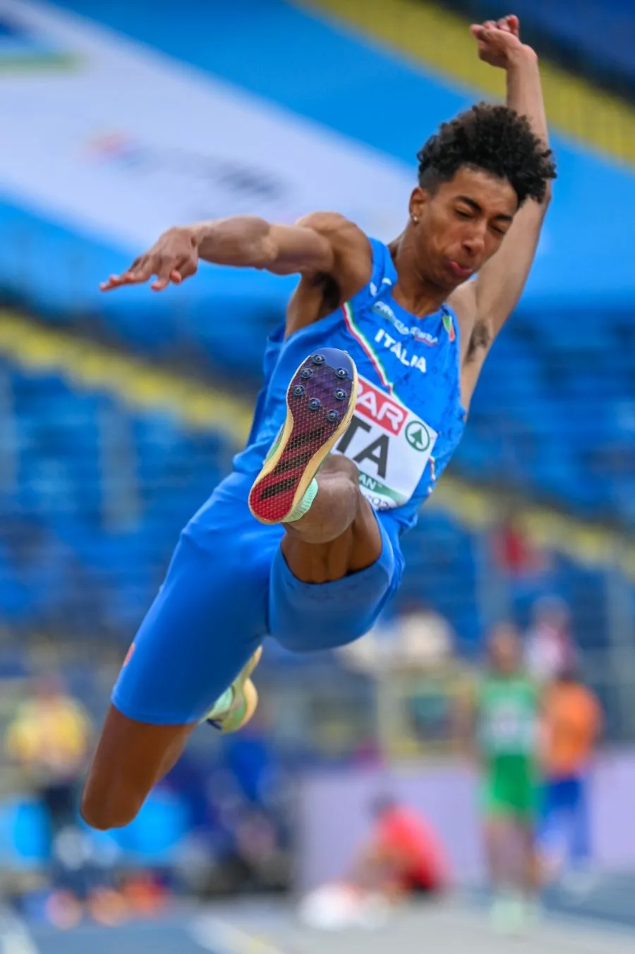 Mattia Furlani in azione nel salto in lungo con la maglia dell’Italia