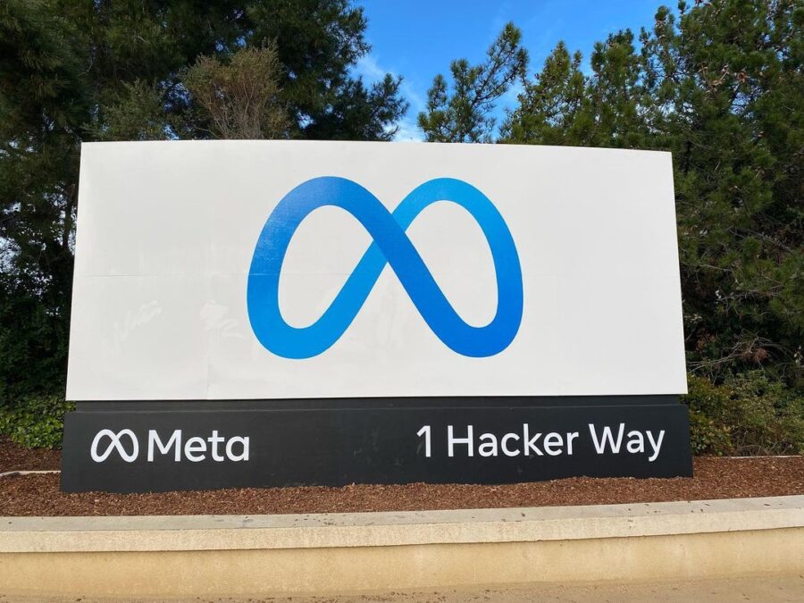 Insegna Meta nella sede di Menlo Park, 1 Hacker Way