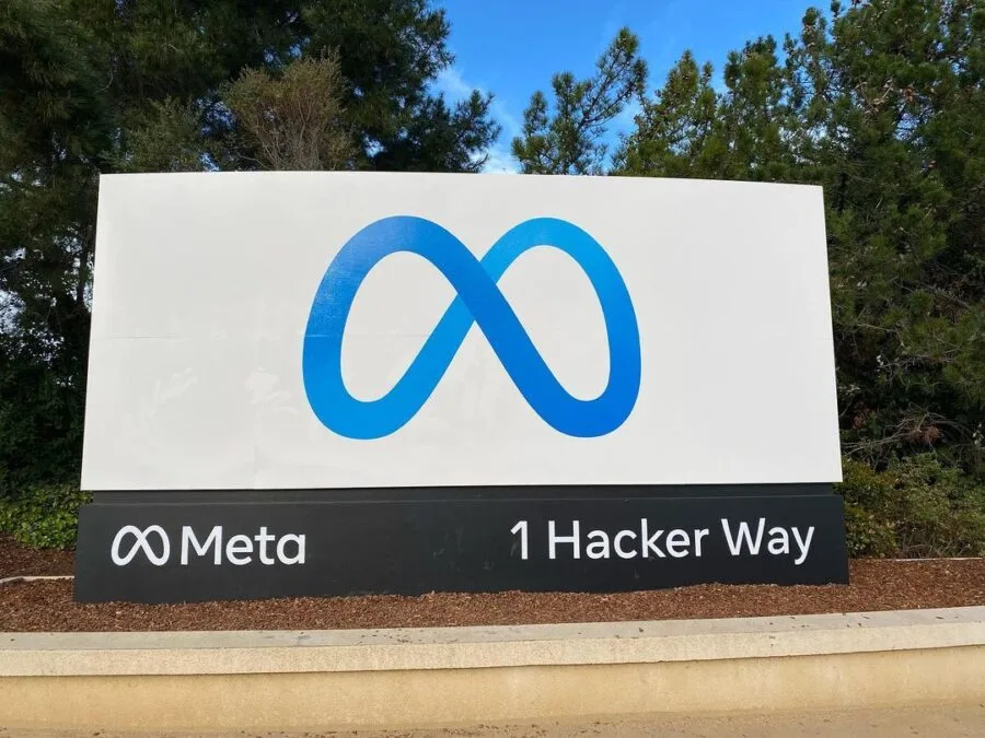 Insegna Meta nella sede di Menlo Park, 1 Hacker Way