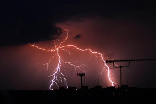 Temporale con fulmini su Milano