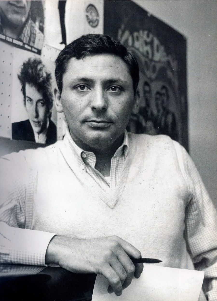 Ritratto in bianco e nero di Giulio Rapetti Mogol nel 1968