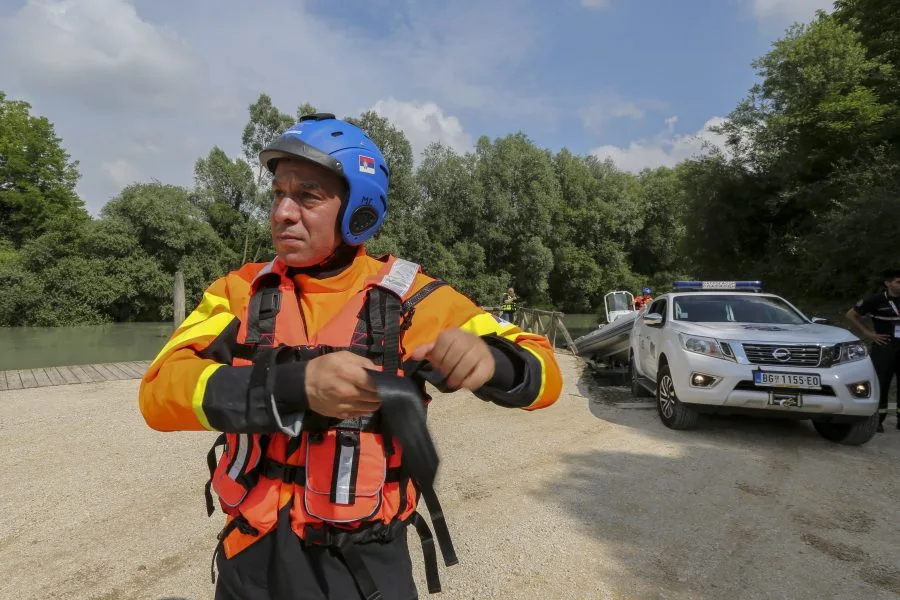 Squadre di protezione civile durante una esercitazione sul rischio idraulico