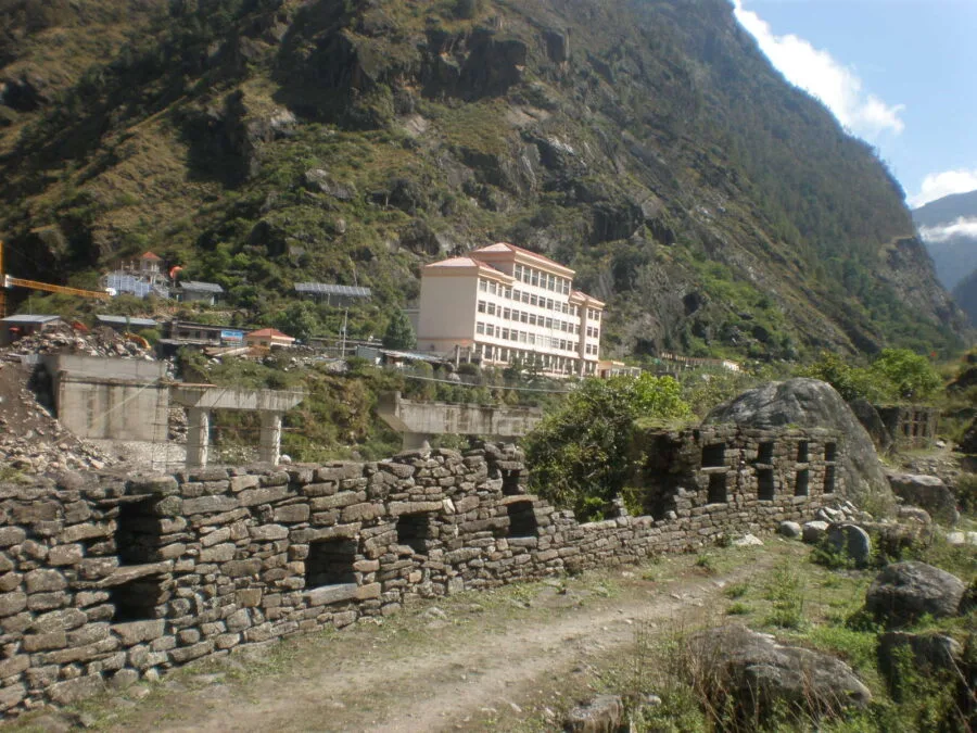 Valico Nepal Cina di Rasuwagadhi con edifici del Gyirong Port e montagne sullo sfondo