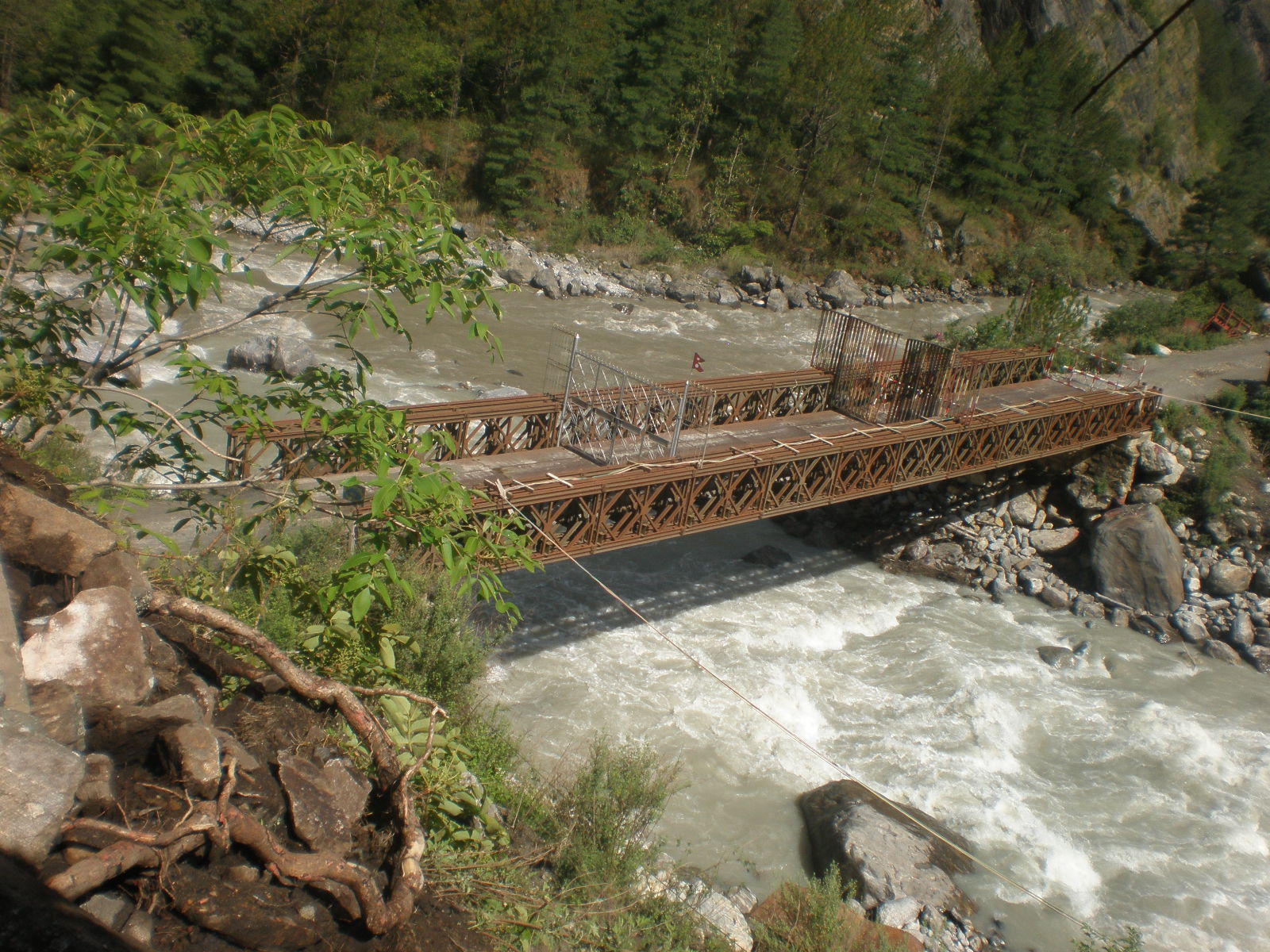 Ponte sul fiume Lhende Khola al valico Nepal Cina di Rasuwagadhi nel distretto di Rasuwa