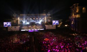 Palco e pubblico del Concertone della Notte della Taranta a Melpignano