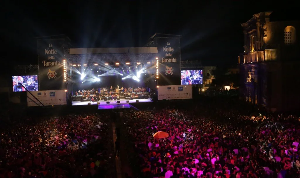 Palco e pubblico del Concertone della Notte della Taranta a Melpignano