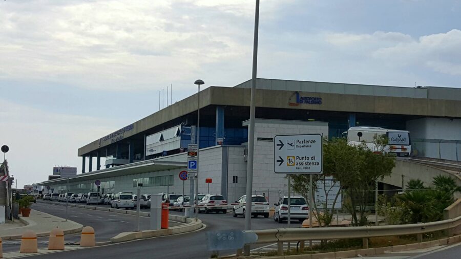 Ingresso dell aeroporto di Palermo Punta Raisi con indicazioni partenze e assistenza