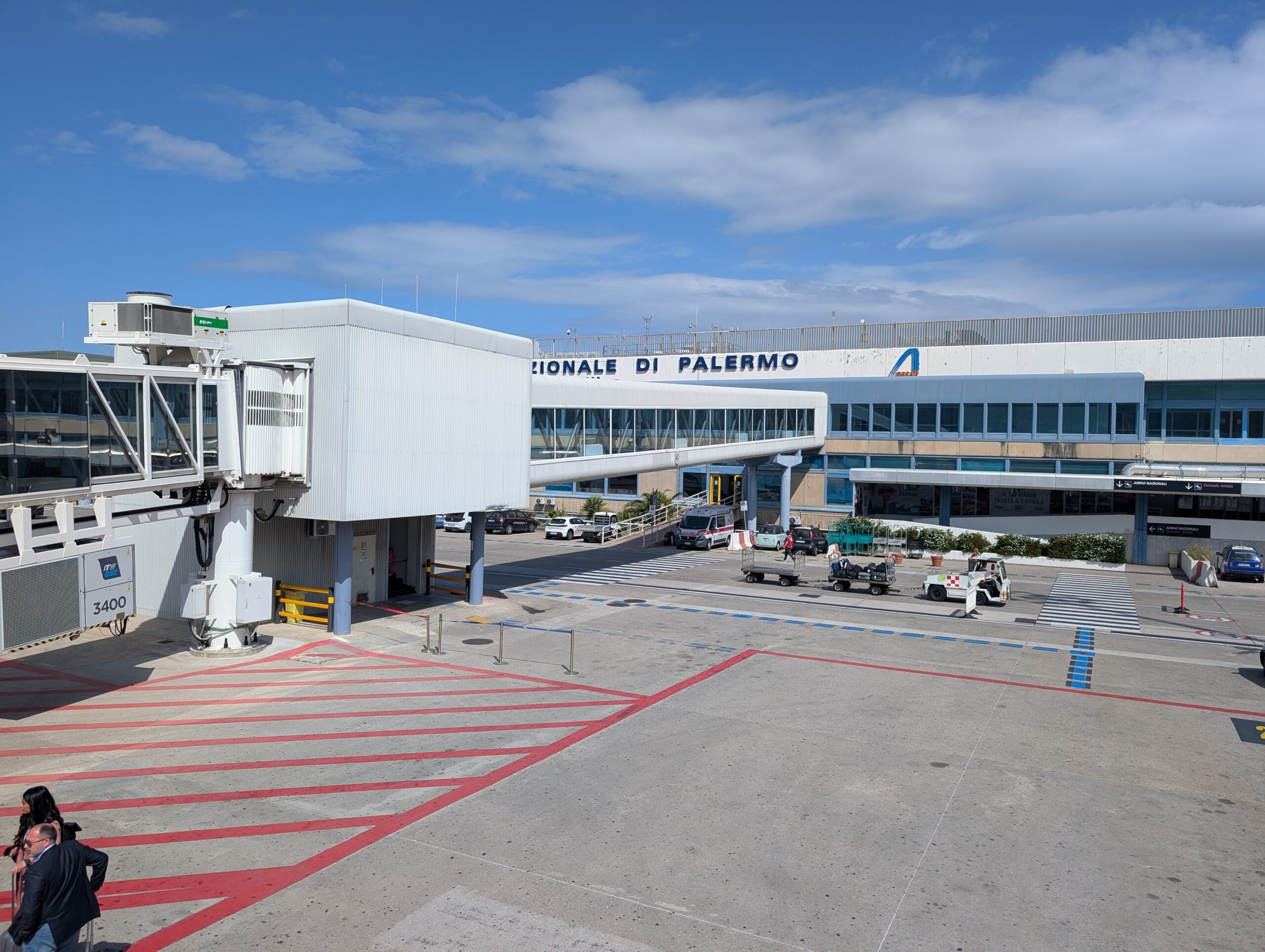 Aeroporto internazionale di Palermo visto dalla pista con terminal e mezzi di servizio