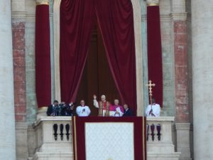 Papa Leone XIV saluta i fedeli
