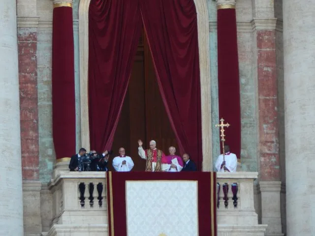 Papa Leone XIV saluta i fedeli