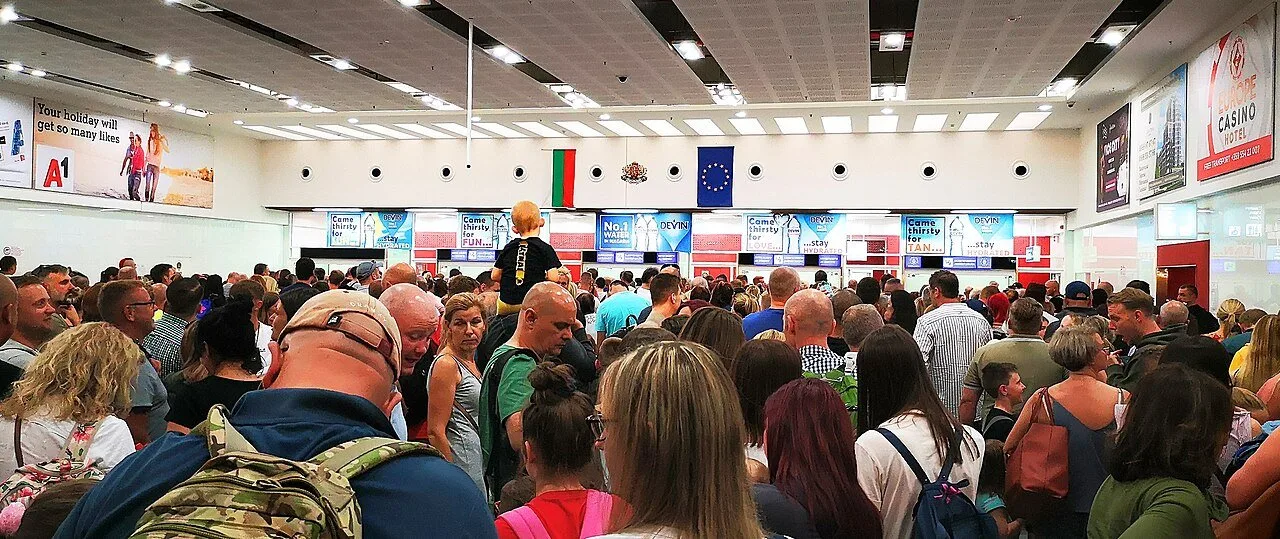 Coda di passeggeri davanti ai controlli passaporti in aeroporto