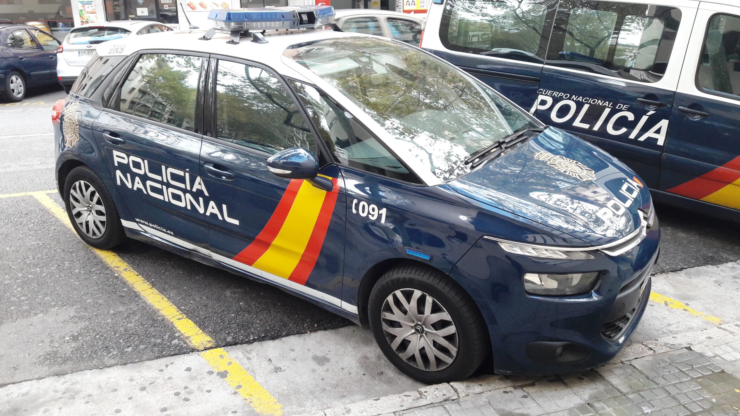 Auto della Policía Nacional spagnola parcheggiata in strada