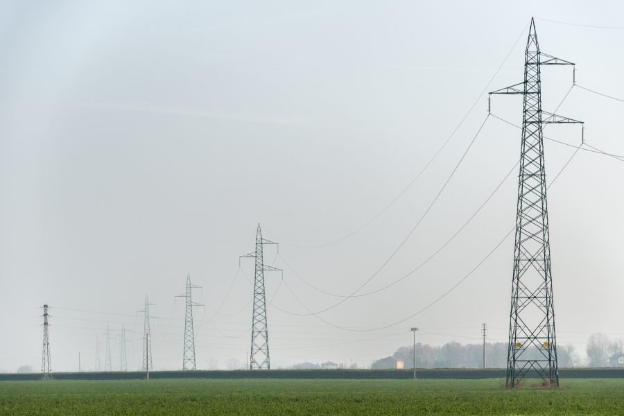 Tralicci e linee elettriche ad alta tensione nella campagna di Sant Agata Bolognese