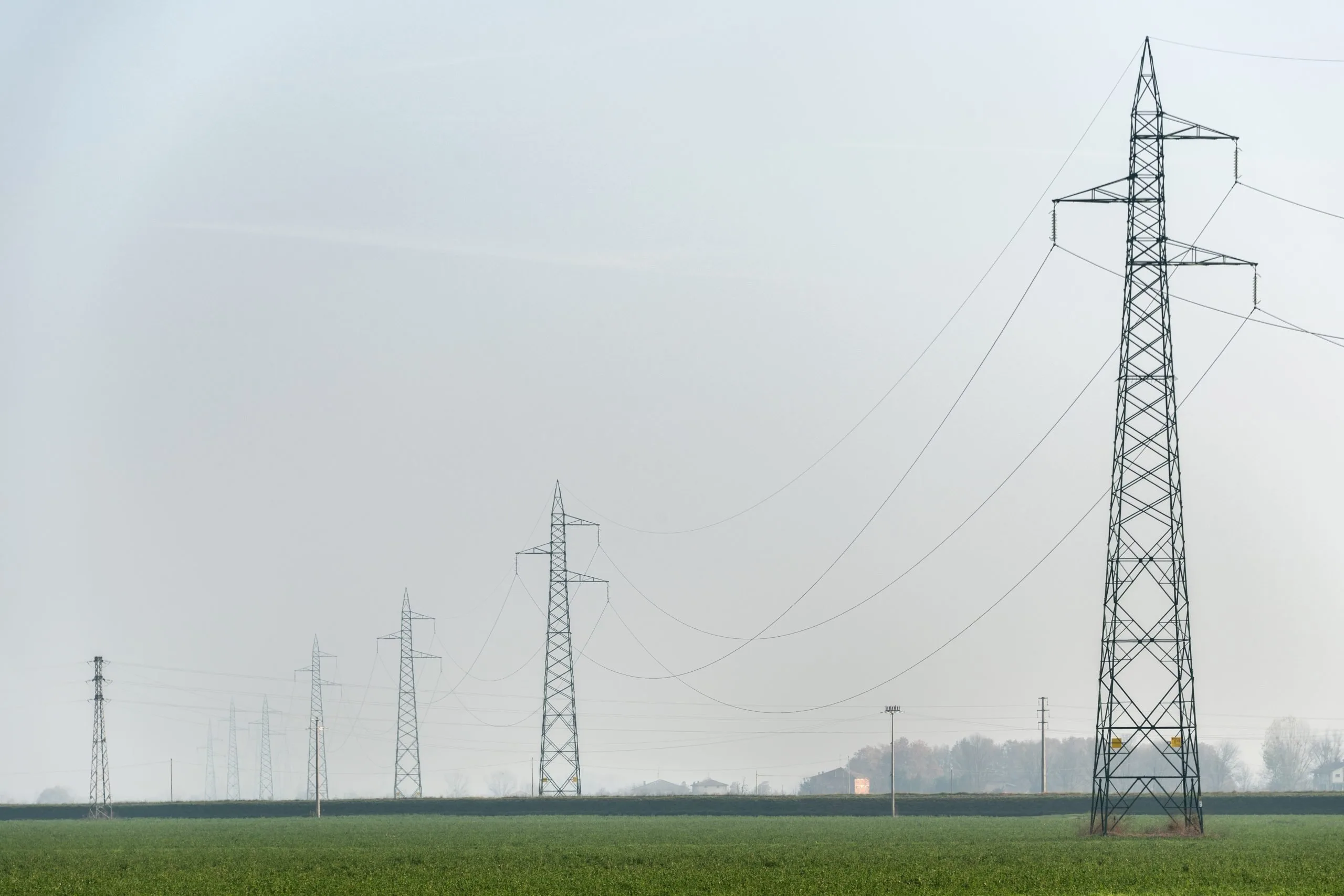 Tralicci e linee elettriche ad alta tensione nella campagna di Sant Agata Bolognese