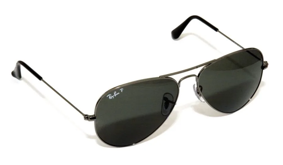 Occhiali da sole Ray-Ban Aviator su sfondo bianco