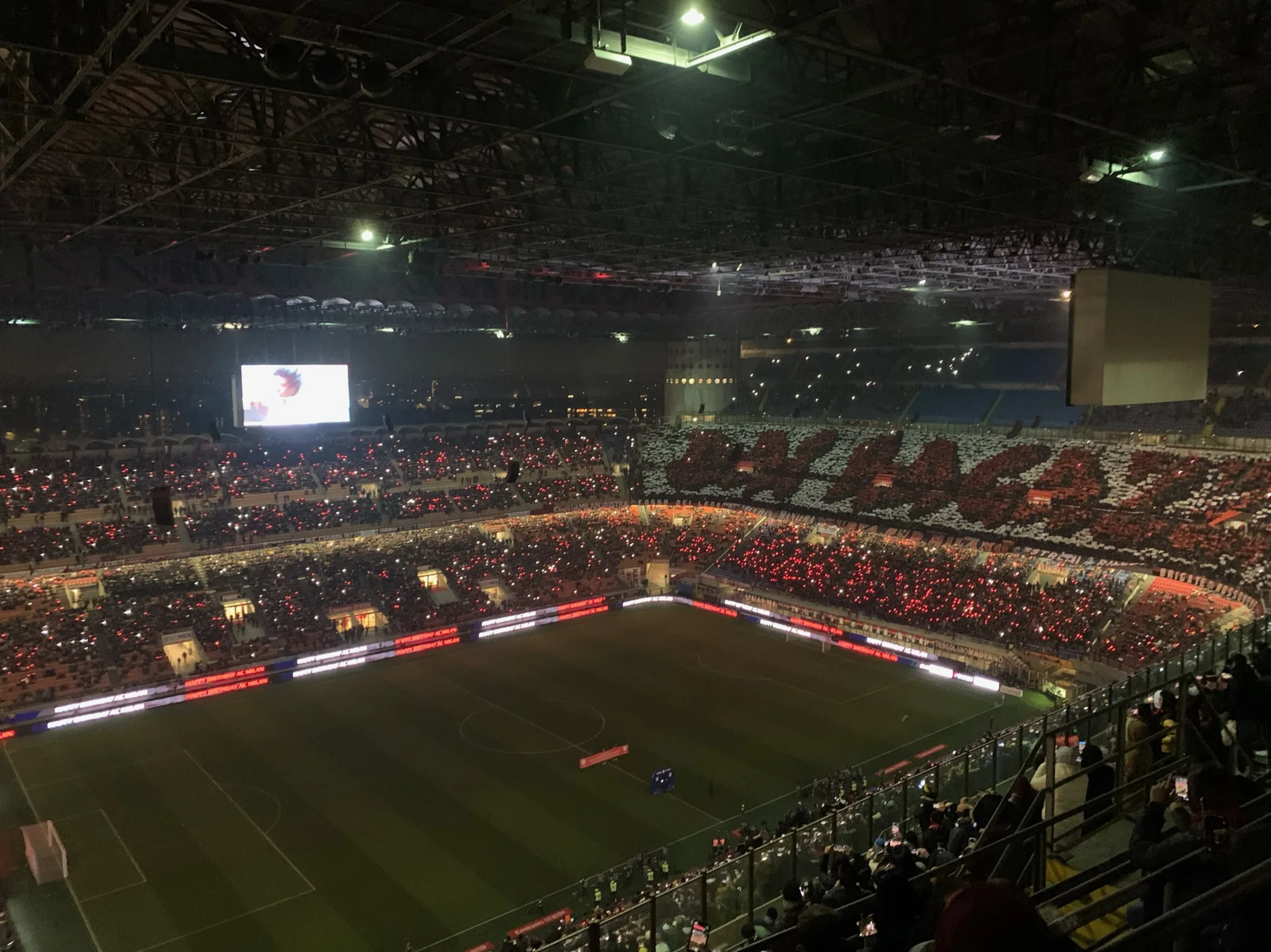 San Siro illuminato durante una partita di calcio