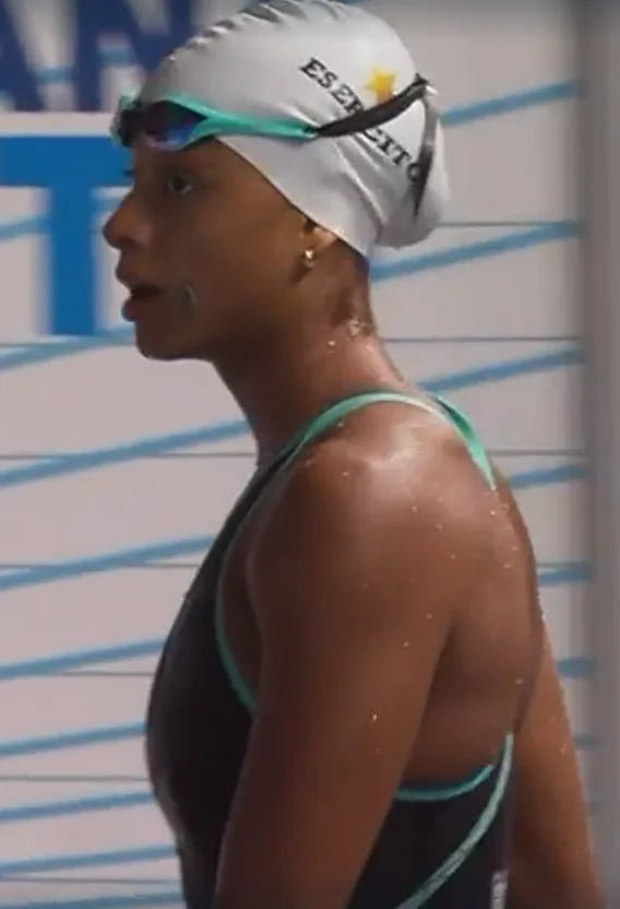Sara Curtis con cuffia e occhialini dopo una gara di 50 metri dorso